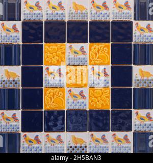 Frammento di muro con piastrelle colorate in ceramica. Azulejos primo piano. Sfondo decorativo astratto. Arte portoghese tradizionale ornata Foto Stock