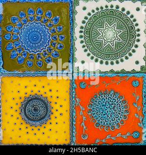 Nuove piastrelle in ceramica smaltata, Azulejos colorato in rilievo, sul muro di costruzione nella strada di Lisbona, da vicino. Tradizionale architettura portoghese ornata. Foto Stock