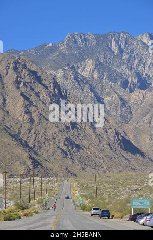 I visitatori si trovano al centro del tram aereo sul Monte San Jacinto in una splendida giornata di primavera, Palm Springs CA Foto Stock