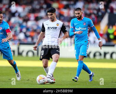 Carlos Soler di Valencia durante il campionato spagnolo Liga partita di calcio tra Valencia CF e Atletico de Madrid il 7 novembre 2021 allo stadio Mestalla di Valencia, Spagna - Foto: Ivan Terron/DPPI/LiveMedia Foto Stock