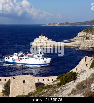 FRANCIA, CORSICA ( 2A ), BONIFACIO, TRAGHETTO ANDATA E RITORNO IN SARDEGNA E LA LUCE DELLA CASA DI MADONETTA NELLA PARTE MERIDIONALE DELL'ISOLA DI CORSICA Foto Stock