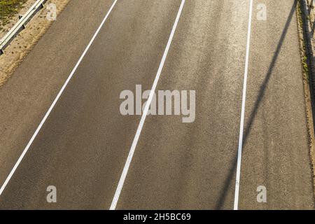 Fondo stradale asfaltato a due corsie, vista dall'alto Foto Stock