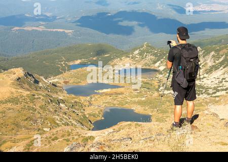 Sette Laghi di Rila Hiker alla dorsale di Otovitsa sul sentiero europeo E4 a lunga distanza che si affaccia sui sette Laghi di Rila, Rila Mountain, Bulgaria, Europa Foto Stock