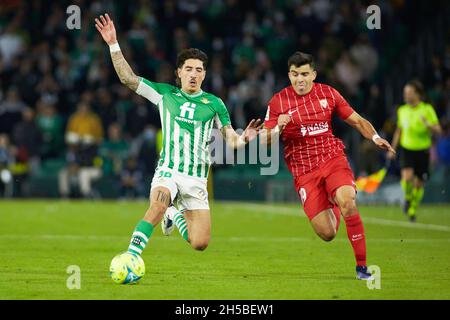 Hector Bellerin di Real Betis e Marcos Acuna di Siviglia durante il campionato spagnolo la Liga partita di calcio tra Real Betis e Sevilla FC il 7 novembre 2021 allo stadio Benito Villamarin di Siviglia, Spagna - Foto: Joaquin Corchero/DPPI/LiveMedia Foto Stock