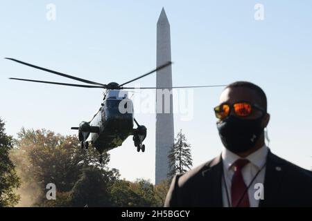 Washington, Stati Uniti. 8 novembre 2021. Marine One atterra oggi su South Lawn il 08 novembre 2021 alla Casa Bianca di Washington DC, USA. (Foto di Lenin Nolly/Sipa USA) Credit: Sipa USA/Alamy Live News Foto Stock