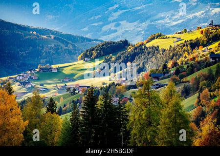 Villnoess, Val di Funes, scenari autunnali, Trentino, Italia Foto Stock