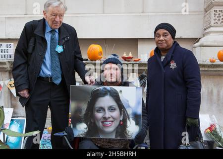 Londra, UK, 8 novembre 2021: Il giorno 16 dello sciopero della fame di Richard Ratcliffe per porre fine all'inazione del governo sull'incarcerazione di sua moglie Nazanin in Iran, Lord Alf Dubs e la baronessa Doreen Lawrence lo hanno visitato per dare prova di sostegno. Sta mostrando buoni spiriti notevoli mentre continua a campeggiare a Whitehall fuori dall'ufficio degli Esteri per fare campagna per loro di intraprendere l'azione per garantire il rilascio di Nazanin Zaghari-Ratcliffe. Amnesty International sostiene la sua campagna e quella per altri cittadini di doppia nazionalità incarcerati in Iran. Anna Watson/Alamy Live News Foto Stock