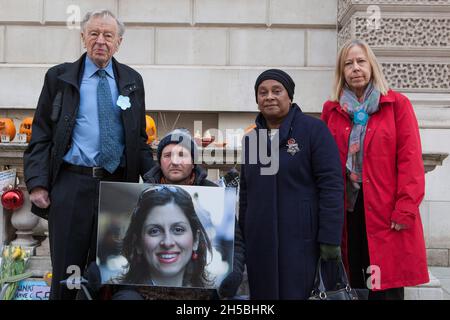 Londra, UK, 8 novembre 2021: Il giorno 16 dello sciopero della fame di Richard Ratcliffe per porre fine all'inazione del governo sull'incarcerazione di sua moglie Nazanin in Iran, Lord Alf Dubs, Baronessa Doreen Lawrence e Ruth Cadbury MP lo hanno visitato per dare prova di sostegno. Sta mostrando buoni spiriti notevoli mentre continua a campeggiare a Whitehall fuori dall'ufficio degli Esteri per fare campagna per loro di intraprendere l'azione per garantire il rilascio di Nazanin Zaghari-Ratcliffe. Amnesty International sostiene la sua campagna e quella per altri cittadini di doppia nazionalità incarcerati in Iran. Anna Watson/Alamy Live News Foto Stock