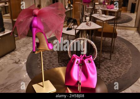 SCARPE IN MOSTRA PRESSO LA BOUTIQUE DI MODA JIMMY CHOO Foto Stock