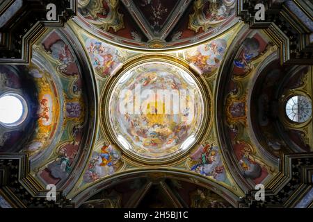 All'interno della chiesa di Sant'Ambrogio a Cuneo. Capoluogo della provincia di Cuneo, regione Piemonte, Italia. La cupola decorata da un dipinto realizzato da Michel Foto Stock