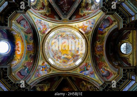 All'interno della chiesa di Sant'Ambrogio a Cuneo. Capoluogo della provincia di Cuneo, regione Piemonte, Italia. La cupola decorata da un dipinto realizzato da Michel Foto Stock