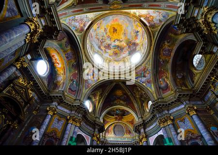 All'interno della chiesa di Sant'Ambrogio a Cuneo. Capoluogo della provincia di Cuneo, regione Piemonte, Italia. La cupola decorata da un dipinto realizzato da Michel Foto Stock