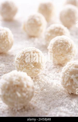 Palle di cocco fatte in casa su polvere di cocco Foto Stock