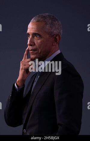 Glasgow, Scozia, Regno Unito. 8 Nov 2021. NELLA FOTO: Il Presidente Barack Obama ha visto parlare alla Conferenza COP26 sul cambiamento climatico. Credit: Colin Fisher/Alamy Live News Foto Stock