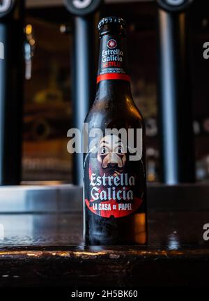 Extremadura, 11.05, 2021. Bottiglia di birra alla spina Estrella Galicia pallida lager su nero. Estrella Galizia è prodotto da Hijos Foto Stock