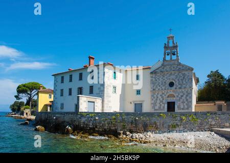 La chiesa del XVI secolo e il monastero francescano del XV secolo a Glavotok, sulla costa dell'isola di Krk, nella contea di Primorje-Gorski Kotar, nella Croazia occidentale Foto Stock