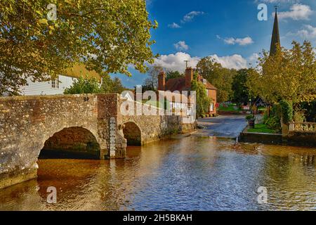 Ponte di Eynsford e fiume Ford attraversando Sevenoaks Kent UK Foto Stock