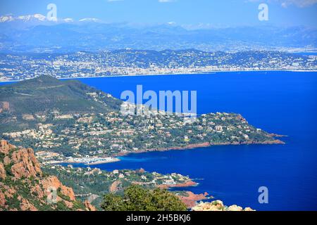 Vista dall'alto sopra la baia di Cannes dalla vetta di Cap Roux, Var, 83, Costa Azzurra Foto Stock