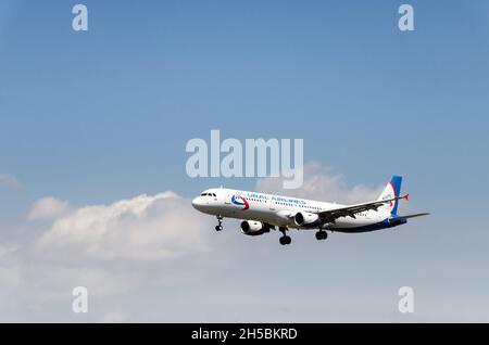 Barcellona, Spagna; 27 aprile 2019: Aereo Airbus A321 della Ural Airlines, atterrando all'aeroporto Josep Tarradellas di Barcellona-El Prat Foto Stock