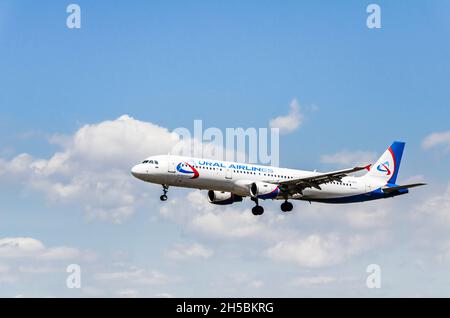 Barcellona, Spagna; 27 aprile 2019: Aereo Airbus A321 della Ural Airlines, atterrando all'aeroporto Josep Tarradellas di Barcellona-El Prat Foto Stock