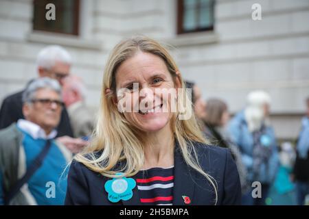 Westminster, Londra, Regno Unito. 8 novembre 2021. Kim Leadbeater MBE, politico del Partito laburista britannico e deputato al Parlamento (MP) per Batley e Spen, sorella dell'omicida MP Jo Cox, visita Ratcliffe. Richard Ratcliffe è il giorno 16 del suo sciopero della fame fuori dal Foreign Office di Londra. Ratcliffe in sciopero della fame per continuare a evidenziare la situazione di sua moglie Nazanin Zaghari-Ratcliffe, che è ancora detenuta in Iran. Credit: Imagplotter/Alamy Live News Foto Stock