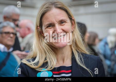 Westminster, Londra, Regno Unito. 8 novembre 2021. Kim Leadbeater MBE, politico del Partito laburista britannico e deputato al Parlamento (MP) per Batley e Spen, sorella dell'omicida MP Jo Cox, visita Ratcliffe. Richard Ratcliffe è il giorno 16 del suo sciopero della fame fuori dal Foreign Office di Londra. Ratcliffe in sciopero della fame per continuare a evidenziare la situazione di sua moglie Nazanin Zaghari-Ratcliffe, che è ancora detenuta in Iran. Credit: Imagplotter/Alamy Live News Foto Stock