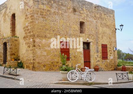 Bici bianca (bicicletta bianca, bicicletta fantasma) a Chania, Creta, Grecia una vecchia bici rottami dipinta di bianco come memoriale di un ciclista ucciso sulla strada a questo Foto Stock