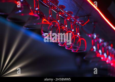 bicchieri appesi sopra un bar nel ristorante Foto Stock