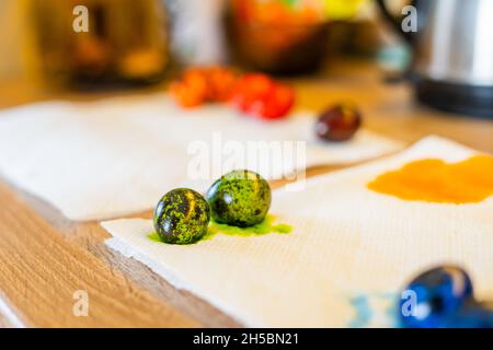 Uova di quaglia di pasqua colorate e dipinte di fresco si trovano in cucina Foto Stock
