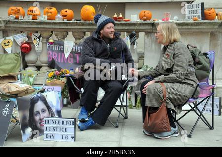 Londra, Regno Unito. 8 Nov 2021. Il deputato di Gill Furniss parla con Richard Ratcliffe. Gillian Furniss (Londra, 14 marzo 1957) è un . È stata membro del Parlamento (MP) per Sheffield Brightside e Hillsborough da quando ha vinto il seggio a una delle elezioni del 2016. Il marito dell'operaio di aiuti britannico-iraniano detenuto Nazanin Zaghari-Ratcliffe il giorno 16 del suo sciopero della fame a Whitehall, chiedendo al governo di fare di più per garantire la sua liberazione. Credit: JOHNNY ARMSTEAD/Alamy Live News Foto Stock