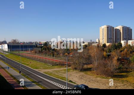 Varsavia, Polonia - 1 novembre 2021: La vista generica del distretto abitativo di Goclaw, dove vivono molte persone, mostra la coesistenza di edifici residenziali Foto Stock