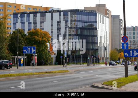 Varsavia, Polonia - 20 ottobre 2021: L'edificio moderno si trova sull'altro lato dell'intersezione di vaste strade nella tenuta chiamata Goclaw. C'è piuttosto n Foto Stock