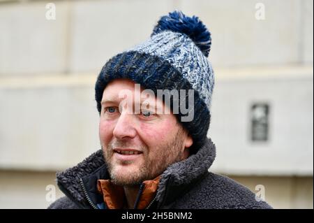 Londra, Regno Unito. 8 novembre 2021. Londra, Regno Unito. Richard Ratcliffe affamato di giustizia - giorno sedici del suo sciopero della fame. La moglie di Richard Nazanin è stata arrestata in Iran per cinque anni e mezzo, durante i quali ci sono stati pochi progressi nel garantire la sua liberazione. Il Foreign Office, Whitehall. Credit: michael melia/Alamy Live News Foto Stock