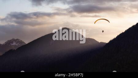 Volo in parapendio sulla natura Canadese del paesaggio montano. Foto Stock