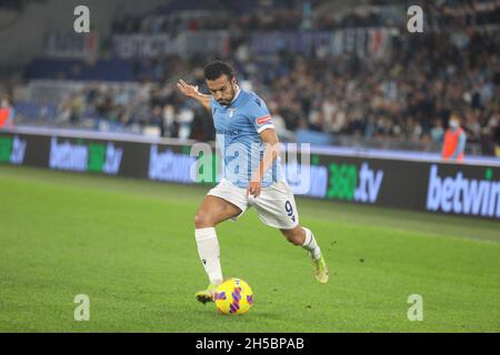 Roma, Italia. 7 novembre 2021. Roma, Italia - 7 novembre 2021. Allo Stadio Olimpico di Roma, il Lazio batte Salernitana 3-0 per la Serie a italiana con il traguardo di Ciro immobile, Pedro e Luis Alberto. In questa foto: Pedro (Photo by Paolo Pizzi/Pacific Press/Sipa USA) Credit: Sipa USA/Alamy Live News Foto Stock