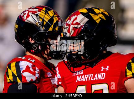 Gli uomini dietro il bar, due giocatori di football americano del college nei loro caschi protettivi Foto Stock