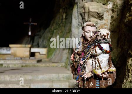Antica statua religiosa nella chiesa troglodita di Saint Antoine Hermitage, francia Foto Stock