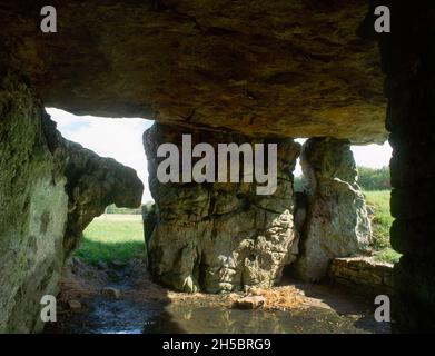 All'interno della camera di sepoltura di Tinkinswood Neolitico a ciambella lunga, vale di Glamorgan, Galles, UK, guardando e all'ingresso (posteriore L, non su R) Foto Stock