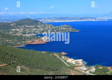 Vista dall'alto sopra la baia di Cannes dalla vetta di Cap Roux, Var, 83, Costa Azzurra Foto Stock