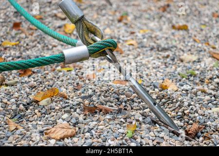 Una costruzione di funi montate nel terreno con ghiaia Foto Stock