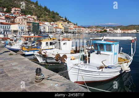 La pittoresca città portuale di Githeio nel Peloponneso meridionale della Grecia Foto Stock