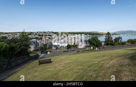 Due persone si fermavano per ammirare e fotografare la vista da una parte sulla strada serpentina, con la città, la spianata e Rothesay Bay sullo sfondo Foto Stock