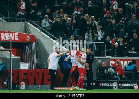 Kšln, RheinEnergieStadion, 07.11.21: Anthony Modeste (1.FC Koeln) jubelt mit Trainer Steffen Baumgart (1.FC Koeln) nach seinem Treffer zum 2:2 Tor und Foto Stock