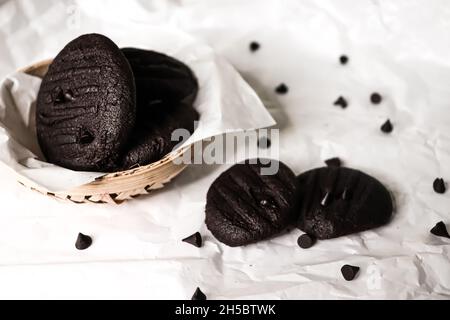 Morbidi biscotti brownie al cioccolato fondenti isolati su biscotti bianchi con scaglie di cioccolato isolati su sfondo bianco con percorso di taglio. Foto Stock