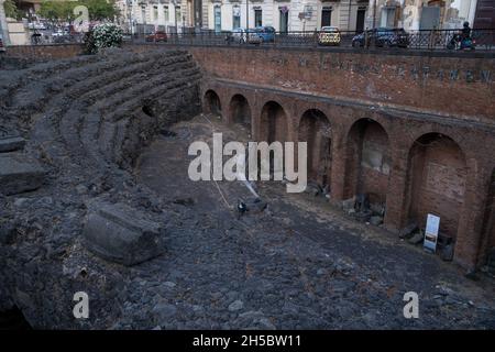 Sicilia, Catania - 22 luglio 2021: Anfiteatro di Catania, anfiteatro romano di Catania Foto Stock