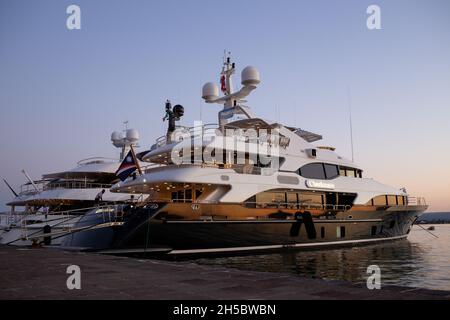 Sicilia, Siracusa, Ortigia - 20 luglio 2021: Barche a motore e yacht di lusso nel porto turistico di Siracusa, Sicilia Foto Stock