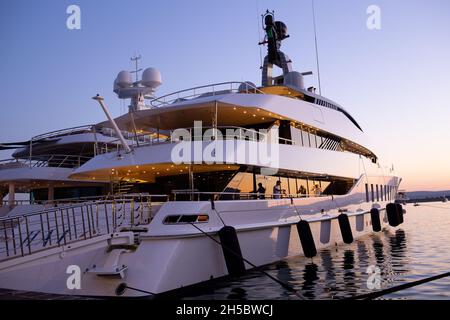 Sicilia, Siracusa, Ortigia - 20 luglio 2021: Barche a motore e yacht di lusso nel porto turistico di Siracusa, Sicilia Foto Stock