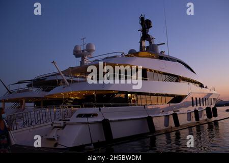 Sicilia, Siracusa, Ortigia - 20 luglio 2021: Barche a motore e yacht di lusso nel porto turistico di Siracusa, Sicilia Foto Stock