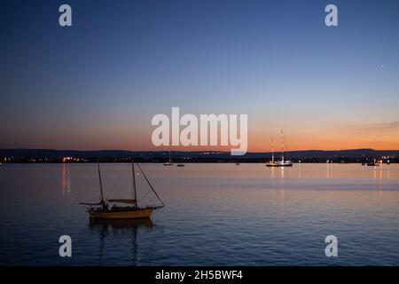 Sicilia, Siracusa, Ortigia - 20 luglio 2021: Barche a motore e yacht di lusso nel porto turistico di Siracusa, Sicilia Foto Stock