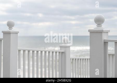 Mare, Florida bianco pastello ringhiera balusters scala legno passerella lungomare spiaggia accesso architettura da oceano sfondo vista su una nuvola tranquilla Foto Stock